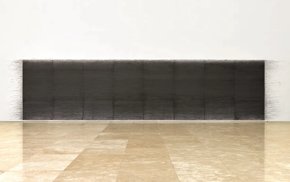 點擊觀看大圖-《走鉛筆的人》,1996-2015,本館典藏品。此為2015年於高美館大廳做第60次(也是最後一次)的紀錄照,2018年為本館蒐購典藏。 《走鉛筆的人》,1996-2015,本館典藏品。此為2015年於高美館大廳做第60次(也是最後一次)的紀錄照,2018年為本館蒐購典藏。-圖片