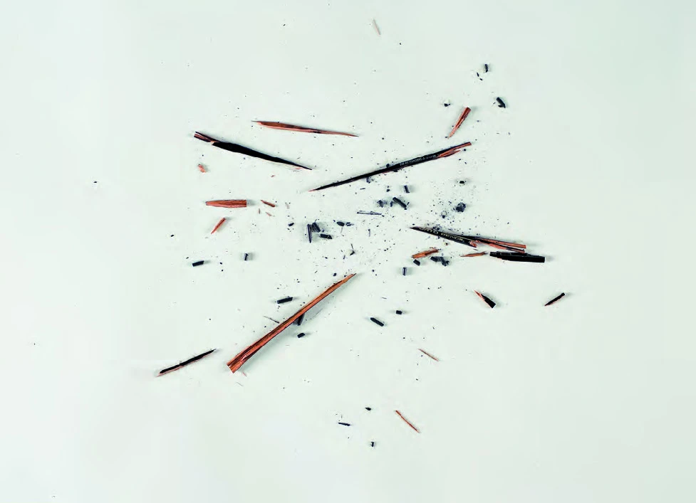點擊觀看大圖-鉛筆砸破,之後以迸裂、飛濺的構圖,《走筆 #52》,2008,鉛筆、紙、文件,48.3×61cm。 鉛筆砸破,之後以迸裂、飛濺的構圖,《走筆 #52》,2008,鉛筆、紙、文件,48.3×61cm。-圖片