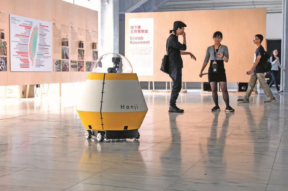 點擊觀看大圖-在地實驗設計研發的機器人《漫遊者涵集》於本屆台北雙年展展覽中的導覽介紹 在地實驗設計研發的機器人《漫遊者涵集》於本屆台北雙年展展覽中的導覽介紹-圖片