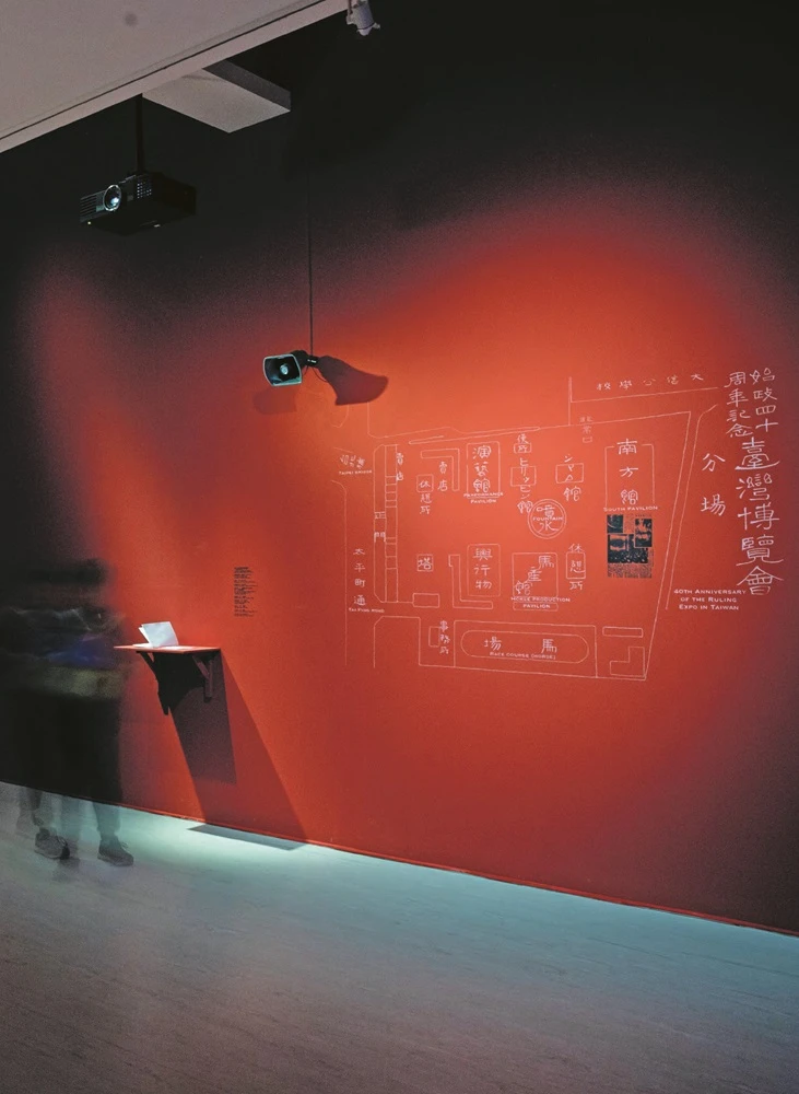 點擊觀看大圖-歐秀詒《椰林、檳城豔與情報員的生死戀情:一次放送計畫》於本屆台北雙年展展覽現場 歐秀詒《椰林、檳城豔與情報員的生死戀情:一次放送計畫》於本屆台北雙年展展覽現場-圖片