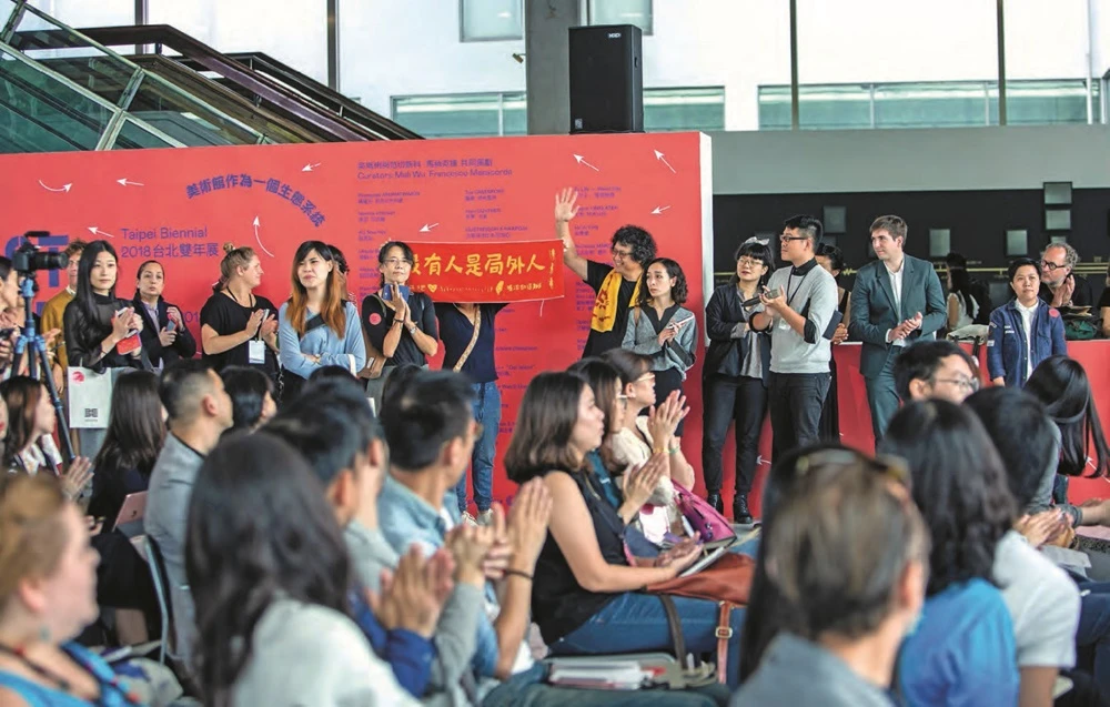 2018台北雙年展開幕記者會現場，原轉小教室持續「沒有人是局外人」的身份政治主張。-圖片