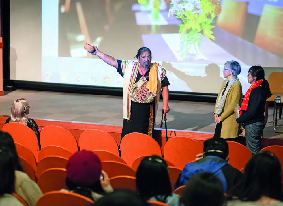 在本次雙年展國際論壇正式演講前，那布以族語請示祖靈的儀式。-圖片