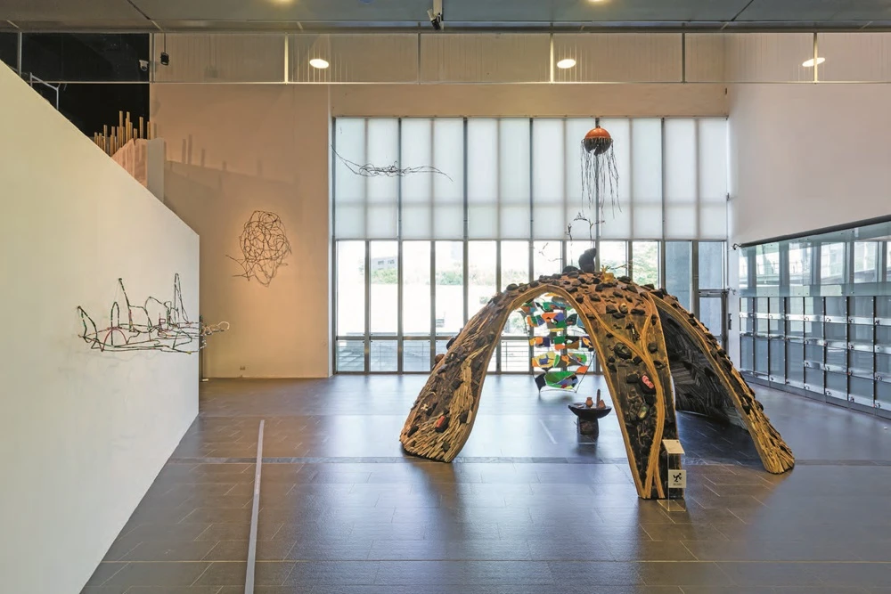 拉黑子．達立夫，《海美／沒館》，2018，海廢（塑膠、磚、漁線、鋼筋、漂流木、竹）、木、黃藤、陶、石。尺寸依展出場地而定。©拉黑子．達立夫，照片提供：國立台灣美術館-圖片
