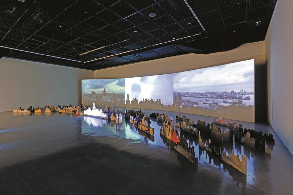 張恩滿＋楊文山（古樂樂 巴拉撒邵），《近海之處－拉瓦克三部曲》，2018，影像、裝置，尺寸依展出場地而定。©張恩滿＋楊文山，照片提供：國立台灣美術館-圖片