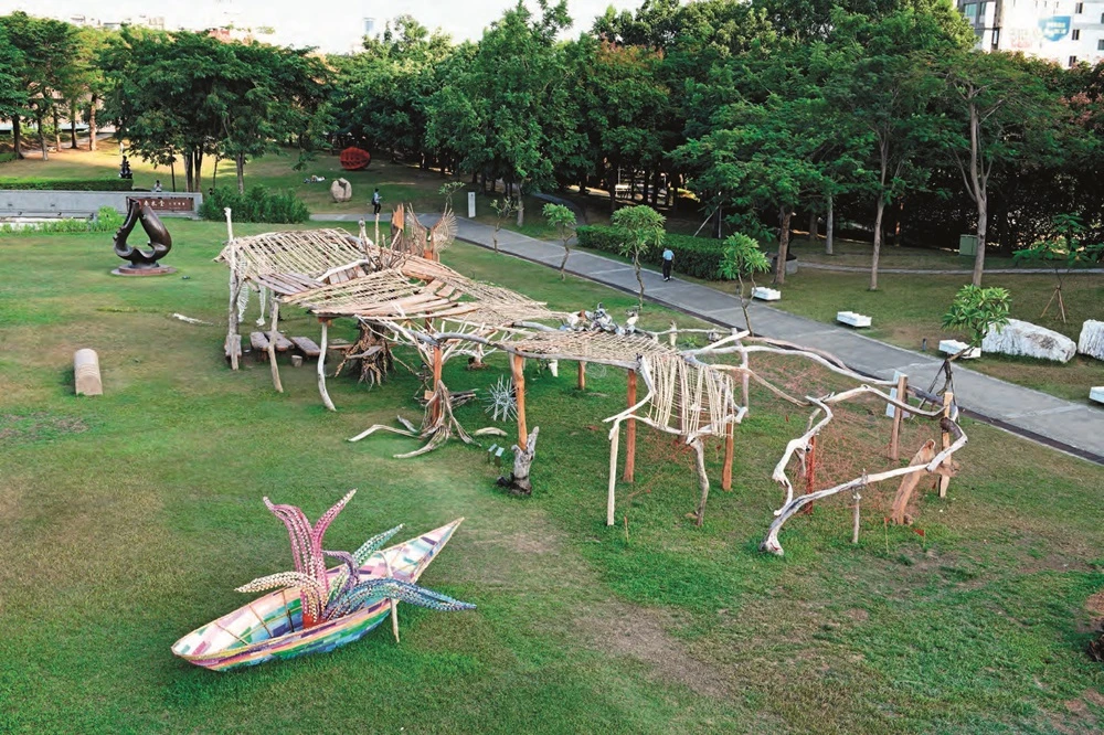 東海岸佑，《東海岸，佑！一起一起，自己自己》，2018，漂流木、竹子、複合媒材，尺寸依展出場地而定。©東海岸佑，照片提供：國立台灣美術館-圖片