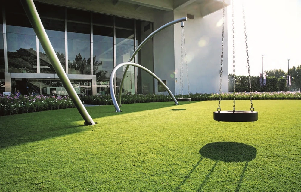 陳慧嶠，《預許之地》，2018，裝置：波斯菊、不鏽鋼鞦韆、雷射光、LED燈， 現地製作於北美館廣場。-圖片