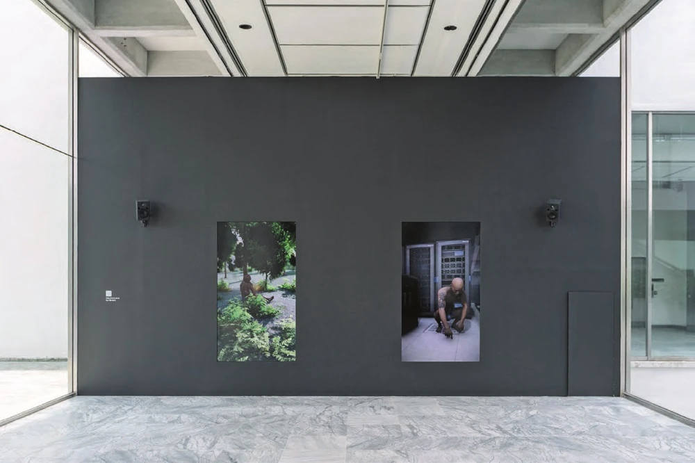 施懿珊，《人格的資本演繹》，2018，雙頻影像裝置、即時演講表演，TomoLive 即時影音互動科技、動畫，協作團隊：郭一萱、葉廷皓、曾奎銘，數位建模、動畫、粒子特效、程式串流：壹同樂動畫工作室，776×462cm。-圖片