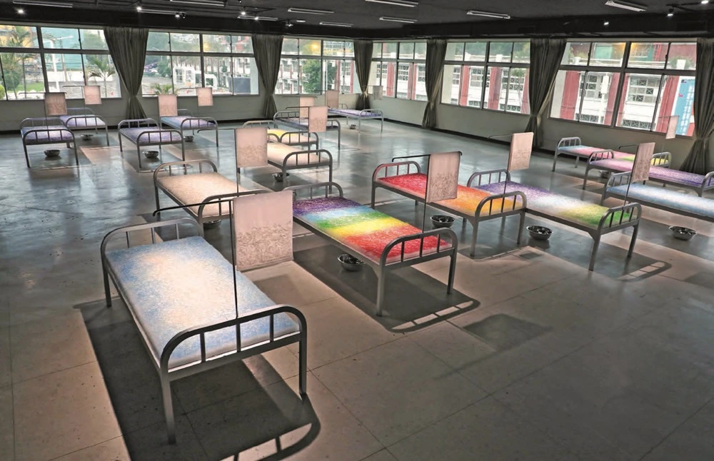 點擊觀看大圖-陳慧嶠,《床外的藍天》,2018,棉花、針、銀蔥線、繡線、電繡、毛巾、鋁盆、鋼杯、牙刷、毛巾、肥皂、牙膏,16 Pieces,90×200×140cm each,C-Lab「再基地──當實驗成為態度」展場。 陳慧嶠,《床外的藍天》,2018,棉花、針、銀蔥線、繡線、電繡、毛巾、鋁盆、鋼杯、牙刷、毛巾、肥皂、牙膏,16 Pieces,90×200×140cm each,C-Lab「再基地──當實驗成為態度」展場。-圖片
