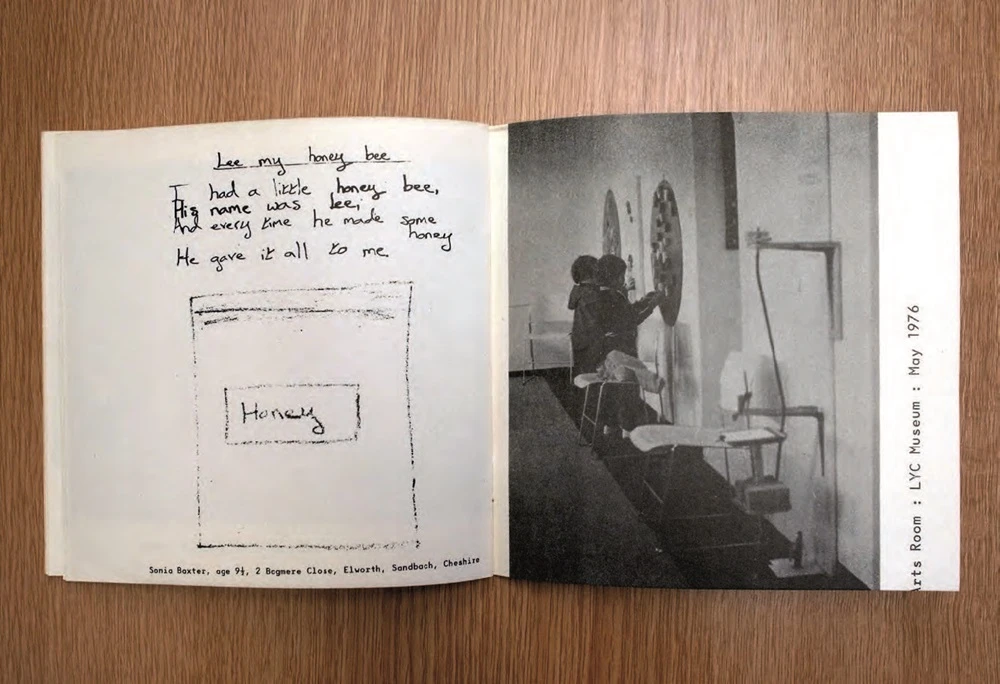點擊觀看大圖-李元佳美術館在1976年出版的手冊中,記錄了館內「兒童美術室」(Children's Art Room)一景;王凱薇攝影,翻拍自約翰.蘭茲圖書館。 李元佳美術館在1976年出版的手冊中,記錄了館內「兒童美術室」(Children's Art Room)一景;王凱薇攝影,翻拍自約翰.蘭茲圖書館。-圖片
