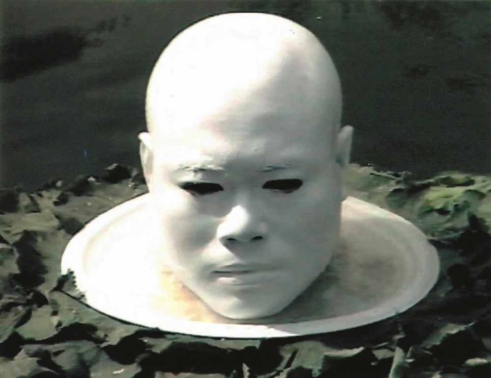 點擊觀看大圖-陳永賢,《盤中頭──彼岸》,單頻錄像,6',2001。 陳永賢,《盤中頭──彼岸》,單頻錄像,6',2001。-圖片