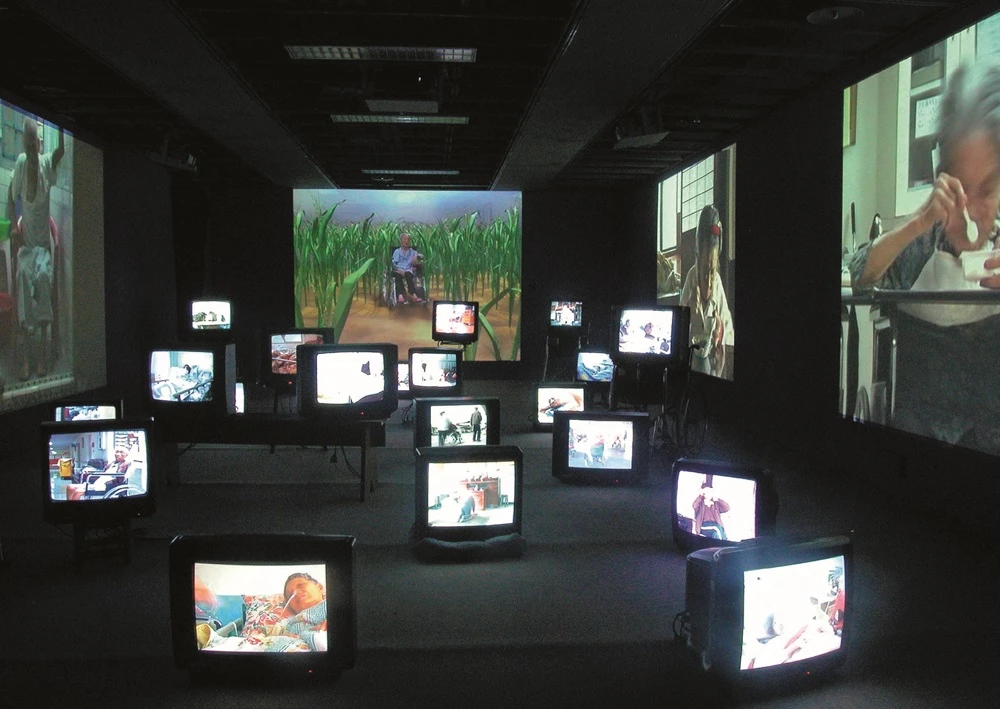 點擊觀看大圖-陳永賢,《關乎老者》,錄像裝置,2004。 陳永賢,《關乎老者》,錄像裝置,2004。-圖片