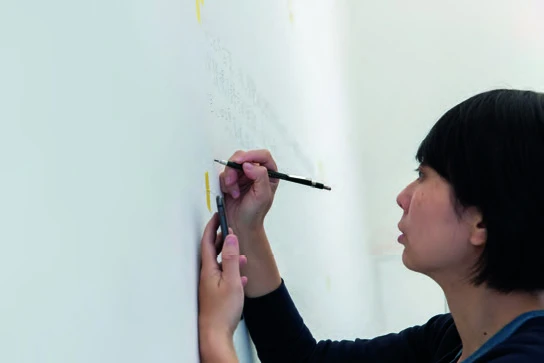 點擊觀看大圖-藝術家張允菡對照著手機裡的日記,手書牆面上的文字。 藝術家張允菡對照著手機裡的日記,手書牆面上的文字。-圖片