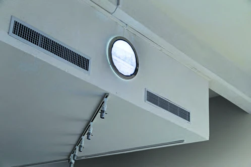 點擊觀看大圖-在落地窗對面風管上易受忽略的作品 在落地窗對面風管上易受忽略的作品-圖片