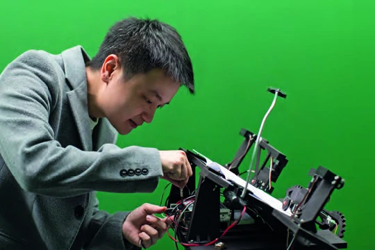 點擊觀看大圖-藝術家王連晟正在調整作品裝置 藝術家王連晟正在調整作品裝置-圖片