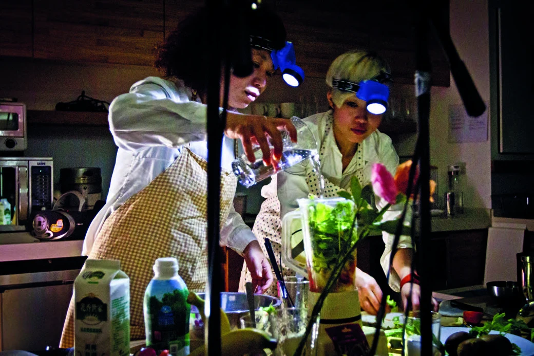 失聲祭「駐祭計畫三」駐祭藝術家則是鄭宜蘋Betty Apple，《失聲祭L70》由鄭宜蘋與葉育君合作演出；蔡欣邑攝影，失聲祭提供。-圖片