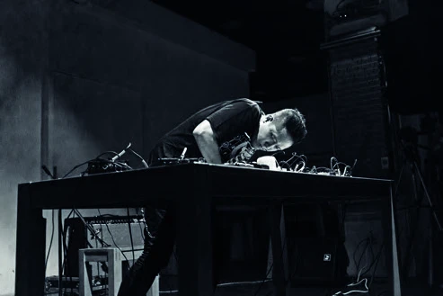 2014年的第一場「域外音─香港噪域」邀請了三位香港聲音藝術家羅潤庭（Edwin Lo）、楊嘉輝（Samson Young）、黃仲輝（aka Sin:Ned）。本圖演出者為黃仲輝，演出為結合查普曼琴、小型卡式錄音帶、效果器及細線繩的即興噪音；失聲祭提供。-圖片