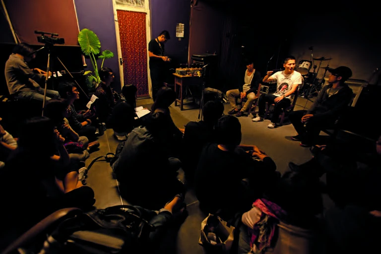 《失聲祭L51》於南海藝廊的演後座談。從左至右：演出者吳秉聖、楊嘉輝，主持人姚仲涵；蔡欣邑攝影，失聲祭提供。-圖片