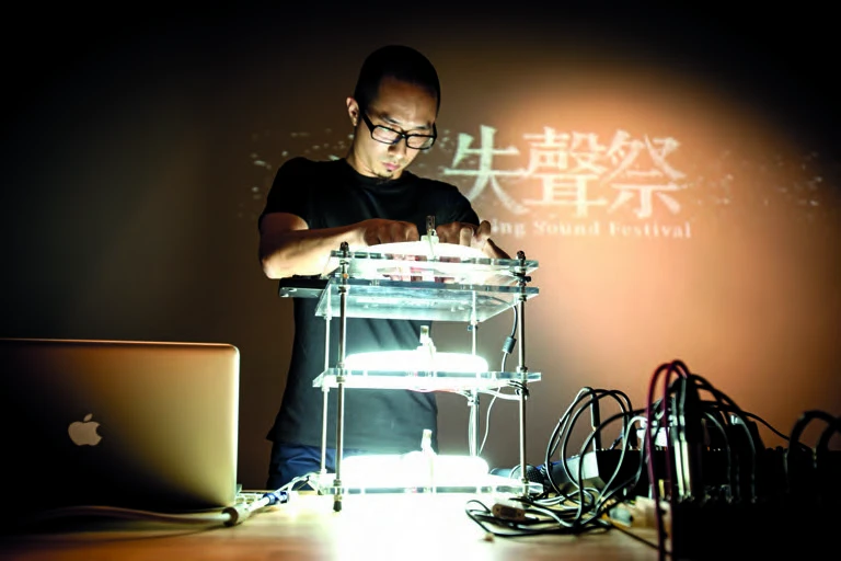 2012年7月失聲祭從南海藝廊移至噪咖舉辦，姚仲涵於《失聲祭L61》的暖場藝術家單元演出；蔡欣邑攝影，失聲祭提供。-圖片