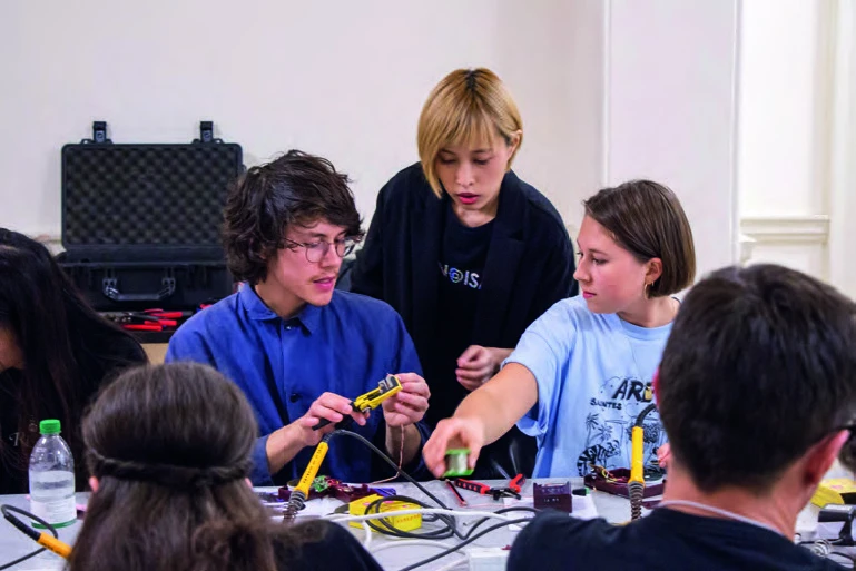 由失聲祭推薦的藝術家盧藝於英國Music Hackspace駐村期間舉辦的工作坊；失聲祭提供。-圖片