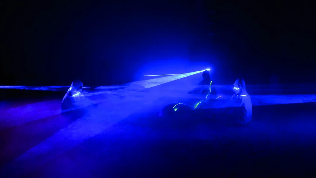 NAXS corp.涅所開發的作品《Render Ghost: XATAR》(VR劇場演出／裝置)，全息書寫：2018國際跨媒體藝術節，北京。葉廷皓參與並負責其中的雷射設計；葉廷皓提供。-圖片