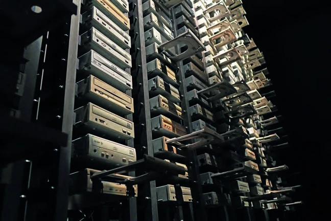 點擊觀看大圖-王連晟,《再生運動》,2011,二手光碟機、鋁合金架、電子零件,240×320×90cm。©王連晟 王連晟,《再生運動》,2011,二手光碟機、鋁合金架、電子零件,240×320×90cm。©王連晟-圖片