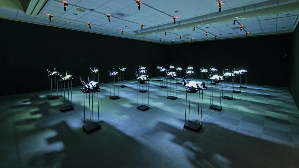 點擊觀看大圖-王連晟,《閱讀計畫》,2016,書、木板、鐵柱、伺服馬達、電子零件、LED 燈,120×800×900cm。©王連晟 王連晟,《閱讀計畫》,2016,書、木板、鐵柱、伺服馬達、電子零件、LED 燈,120×800×900cm。©王連晟-圖片