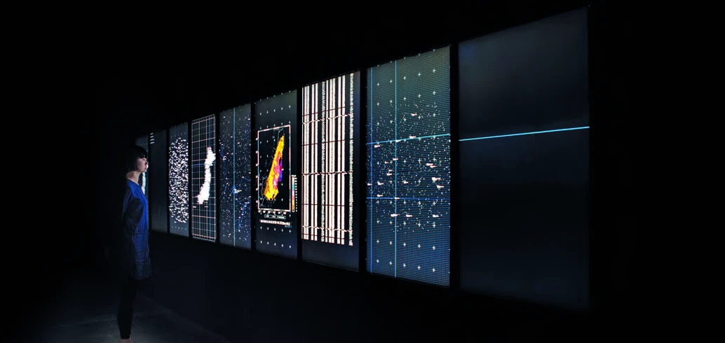 張永達，《hyper.data-No[3a-c]》，2014，50吋LED顯示器、電腦，每個顯示器57×96×5cm。©張永達-圖片