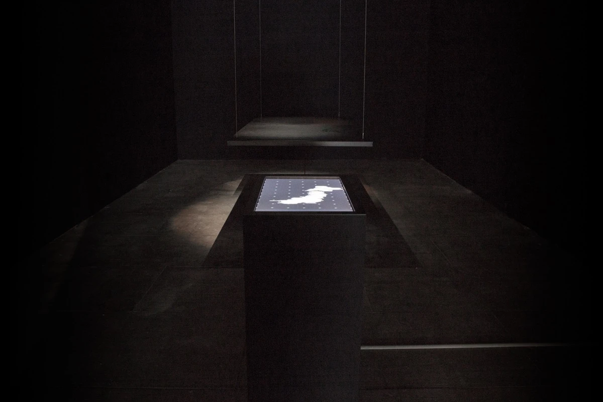 張永達，《matrix.24 N°1 [hyper.data ver.]》，2013，23吋LED顯示器、電腦、木作、擴大器、水、黑色壓克力，每個顯示器34.4×75×56.4cm。©張永達-圖片