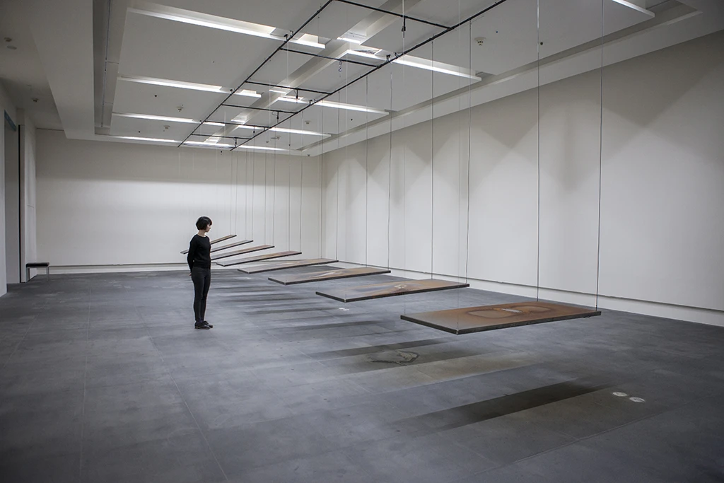 張永達，《相對感度N°1[0°-N°]》，2014，鐵、不鏽鋼、客製化加熱器、電磁閥、微電子控制器、水，1100×500×1800cm。©張永達-圖片