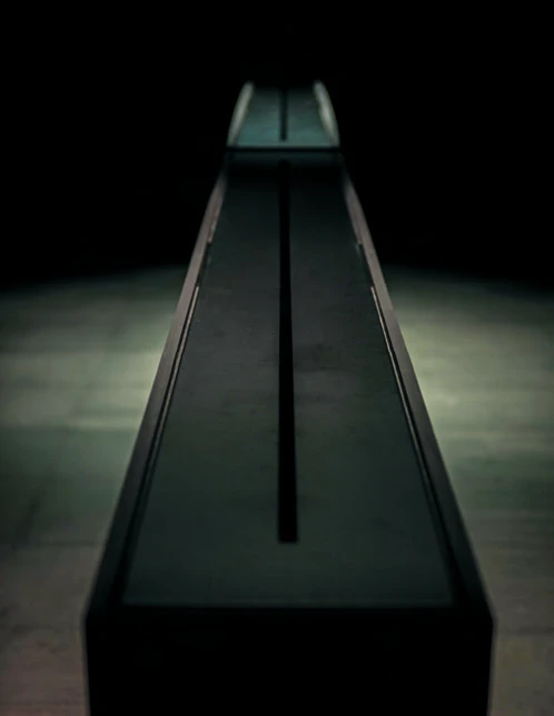 張永達，《Seen/Unseen N°0 [hyper.data ver.]》，2012，鐵架、電腦、木作、低頻震動器、擴大器、水、黑色壓克力，每個顯示器25×85×430cm。©張永達-圖片