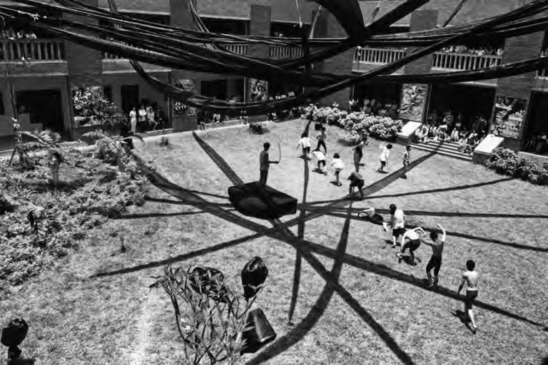 點擊觀看大圖-「天打那實驗體」1992年《天葬桃花源》表演紀錄 ©姚瑞中 「天打那實驗體」1992年《天葬桃花源》表演紀錄 ©姚瑞中-圖片