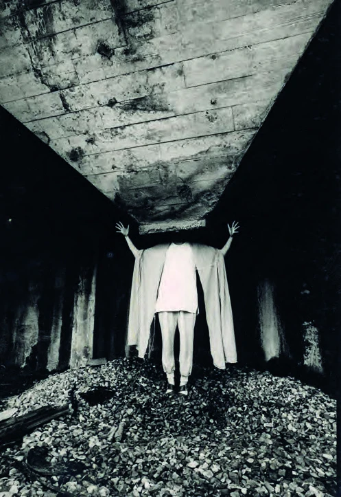 點擊觀看大圖-「天打那實驗體」1994年國家劇院實驗劇場《哈姆雷特機器》表演紀錄 ©姚瑞中 「天打那實驗體」1994年國家劇院實驗劇場《哈姆雷特機器》表演紀錄 ©姚瑞中-圖片