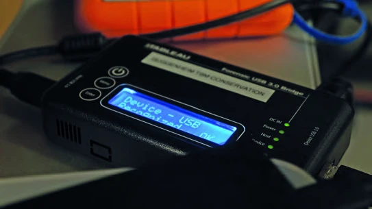 Write Blocker近照；Write Blocker為電腦刑事鑑識為防止作為犯罪工具的儲存裝置遭受惡意破壞所設計的裝置，能夠在一邊讀取資料的同時，防止讀取端寫入被讀取端。-圖片