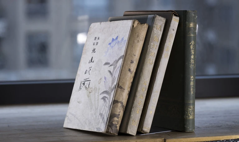 點擊觀看大圖-倪蔣懷藏書第一類水彩技法書:左起《水彩畫家丸山晚霞》紀念文集、石井柏亭《我が水彩》、石川欽一郎《寫生新說》、大下藤次郎《水彩寫生旅行》。 倪蔣懷藏書第一類水彩技法書:左起《水彩畫家丸山晚霞》紀念文集、石井柏亭《我が水彩》、石川欽一郎《寫生新說》、大下藤次郎《水彩寫生旅行》。-圖片