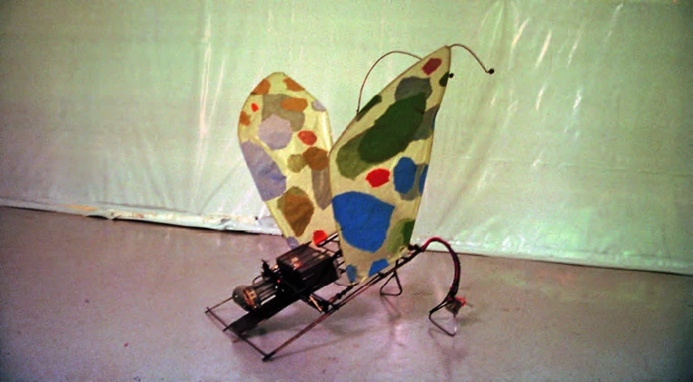 點擊觀看大圖-徐瑞憲,《飛翔》,1994,馬達、電線、複合媒材。©徐瑞憲 徐瑞憲,《飛翔》,1994,馬達、電線、複合媒材。©徐瑞憲-圖片