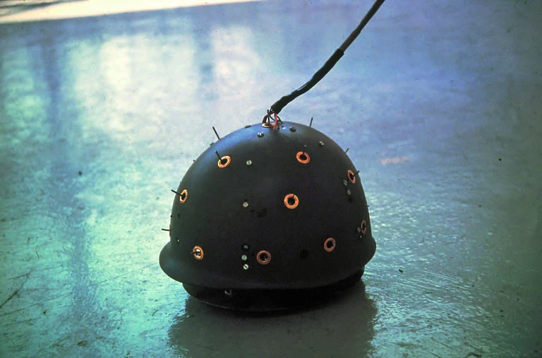 點擊觀看大圖-徐瑞憲,《衛》,1997,馬達、複合媒材,30×27×25cm。©徐瑞憲 徐瑞憲,《衛》,1997,馬達、複合媒材,30×27×25cm。©徐瑞憲-圖片