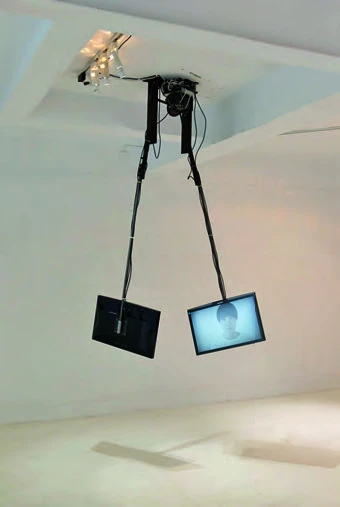 點擊觀看大圖-徐瑞憲,《霎》,2013,螢幕、馬達、鋼骨結構,大小隨場地變化。©徐瑞憲 徐瑞憲,《霎》,2013,螢幕、馬達、鋼骨結構,大小隨場地變化。©徐瑞憲-圖片