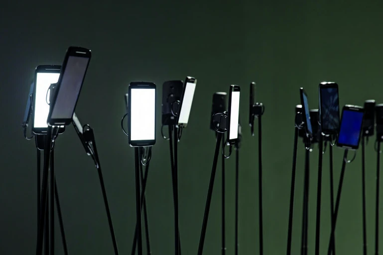 史特凡．博赫爾、克里斯托夫．勒布雷頓、隨機（實驗室）（Stéphane Borrel, Christophe Lebreton, Random (Lab)），《智能領地－嬉遊曲》（Smartland-Divertimento ），2016，視聽生態系統中的參與式互動裝置，展場一景。-圖片