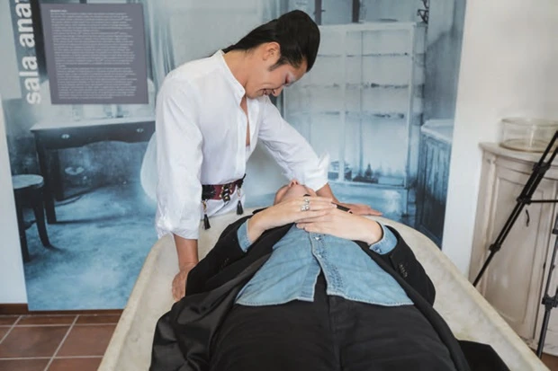 威尼斯雙年展台灣館「3x3x6」公共活動「電子規訓之失能：性別與性異議者討論會」，表演者魏道揚（Enrico Wey，左）與策展人保羅．普雷西亞多（Paul B. Preciado，右）。-圖片