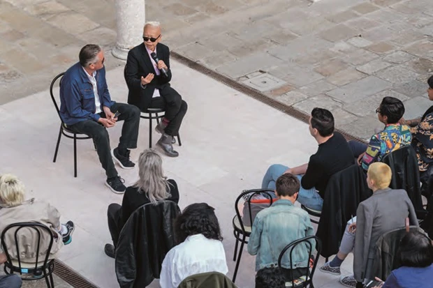 2019年威尼斯雙年展台灣館「3x3x6」公共活動「電子規訓之失能：性別與性異議者討論會」，媒體論述家馬修．富勒（Matthew Fuller，左）與藝術家鄭淑麗（右）。-圖片