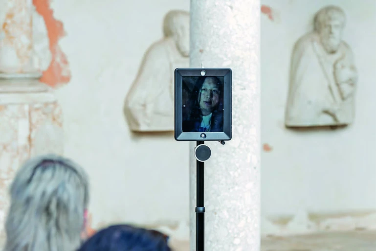 數位政委唐鳳以數位機器人方式出席威尼斯雙年展台灣館「3x3x6」公共活動「電子規訓之失能：性別與性異議者討論會」-圖片