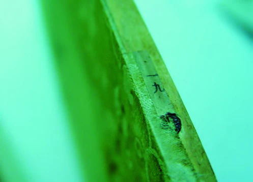 點擊觀看大圖-隱藏在內框上的編號與作者 隱藏在內框上的編號與作者-圖片