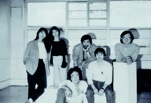點擊觀看大圖-創作《光、空氣和水》之「現在藝術工作室」成員,左起陳慧嶠、李曙美、張開元、莊普、劉慶堂、黃文浩,1987。 創作《光、空氣和水》之「現在藝術工作室」成員,左起陳慧嶠、李曙美、張開元、莊普、劉慶堂、黃文浩,1987。-圖片