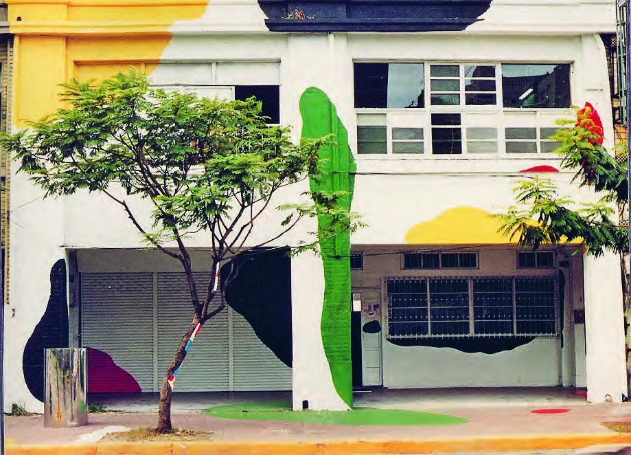 點擊觀看大圖-「現在藝術工作室」外觀,此為1986年SOCA開幕展「環境.裝置.錄影」,畫室外觀為賴純純作品。 「現在藝術工作室」外觀,此為1986年SOCA開幕展「環境.裝置.錄影」,畫室外觀為賴純純作品。-圖片