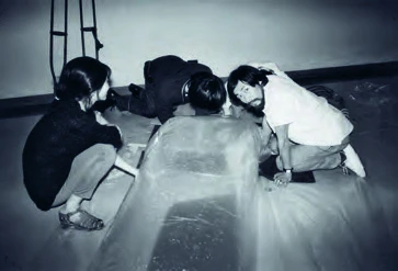 點擊觀看大圖-《光、空氣和水》佈展,左起李曙美、黃文浩、莊普。 《光、空氣和水》佈展,左起李曙美、黃文浩、莊普。-圖片