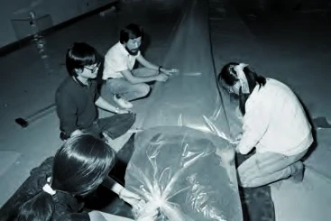 點擊觀看大圖-《光、空氣和水》佈展,左起李曙美、黃文浩、莊普、陳慧嶠。 《光、空氣和水》佈展,左起李曙美、黃文浩、莊普、陳慧嶠。-圖片