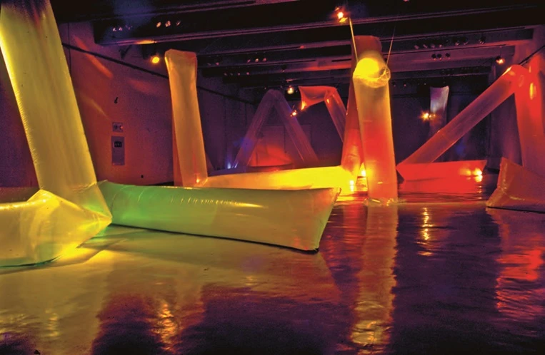 點擊觀看大圖-《光、空氣和水》裝置作品,北美館地下樓展覽室,1987。 《光、空氣和水》裝置作品,北美館地下樓展覽室,1987。-圖片