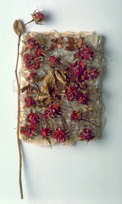 點擊觀看大圖-陳慧嶠,《祇是喜愛》,1990,大頭針、乾燥玫瑰花、玻璃、紙漿,25×30×6cm。 陳慧嶠,《祇是喜愛》,1990,大頭針、乾燥玫瑰花、玻璃、紙漿,25×30×6cm。-圖片