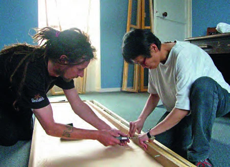 點擊觀看大圖-陳慧嶠於蘇格蘭格蘭菲迪駐村時工作現場, 左為Andy Fairgrieve,2005。 陳慧嶠於蘇格蘭格蘭菲迪駐村時工作現場, 左為Andy Fairgrieve,2005。-圖片