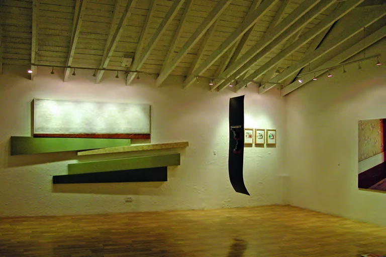 點擊觀看大圖-陳慧嶠蘇格蘭駐村作品,左一《體內的一種感覺》,2005,針、線、棉花、布料,165×340×10cm。 陳慧嶠蘇格蘭駐村作品,左一《體內的一種感覺》,2005,針、線、棉花、布料,165×340×10cm。-圖片